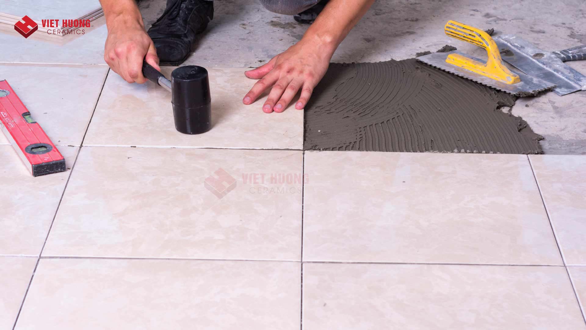 Hướng dẫn kỹ thuật lát gạch nền nhà đúng tiêu chuẩn 12 Khi bạn đặt một viên gạch trên lớp vữa, hãy ấn thật chắc và đều
