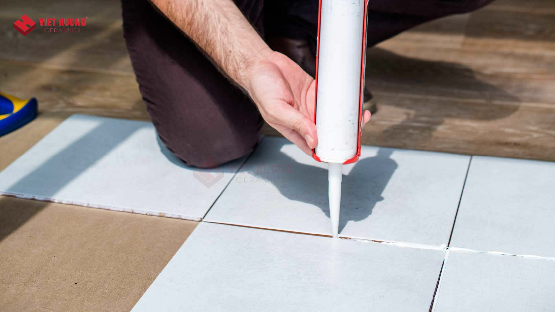 Hướng dẫn kỹ thuật lát gạch nền nhà đúng tiêu chuẩn 13 Trét mạch gạch nền nhà