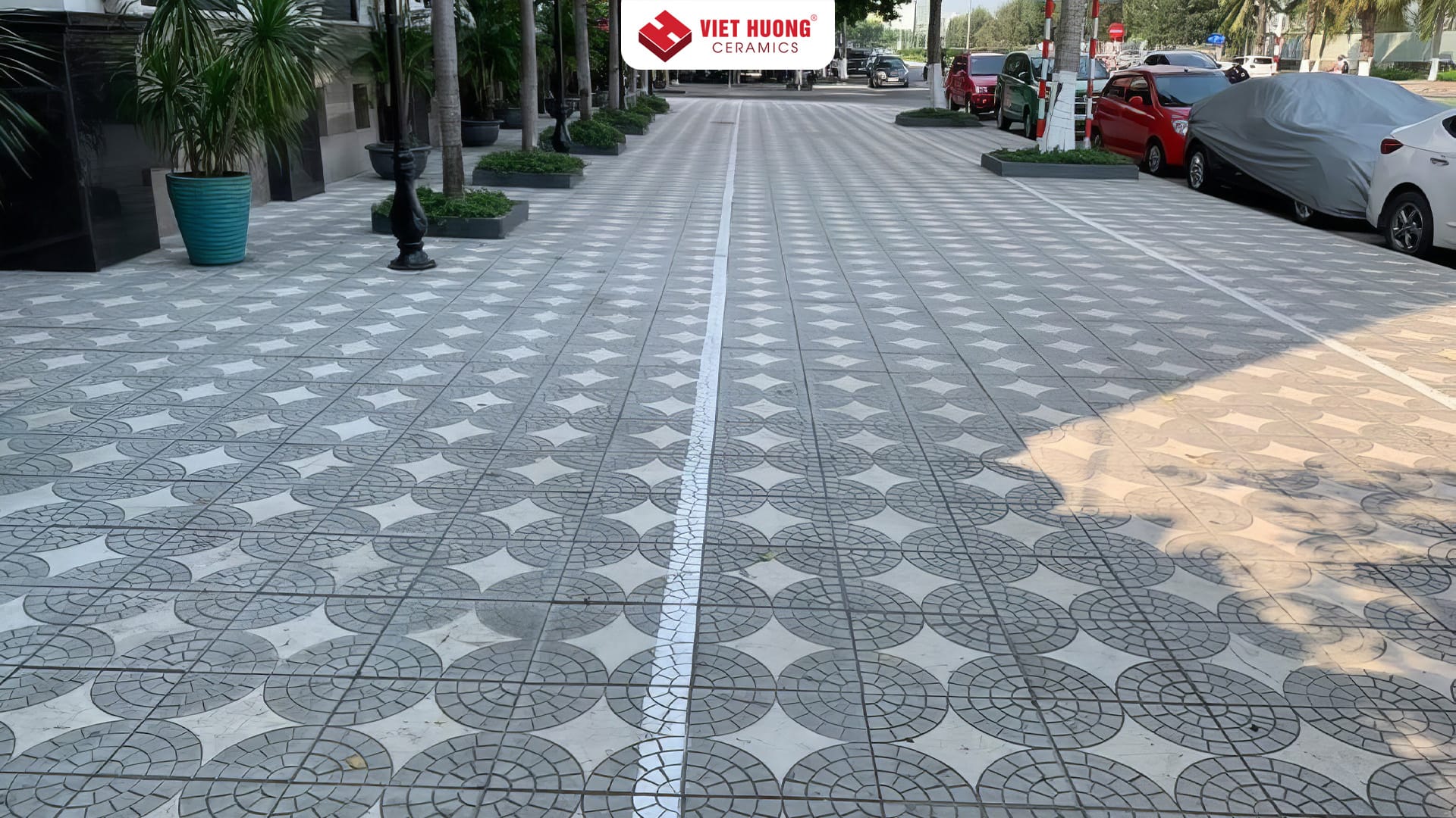 Gạch terrazzo 300x300 bao nhiêu 1m2? Ứng dụng gạch terrazzo 300x300 trong thi công nội ngoại thất 20 Sân nhà lát gạch terrazzo 30x30cm vàng
