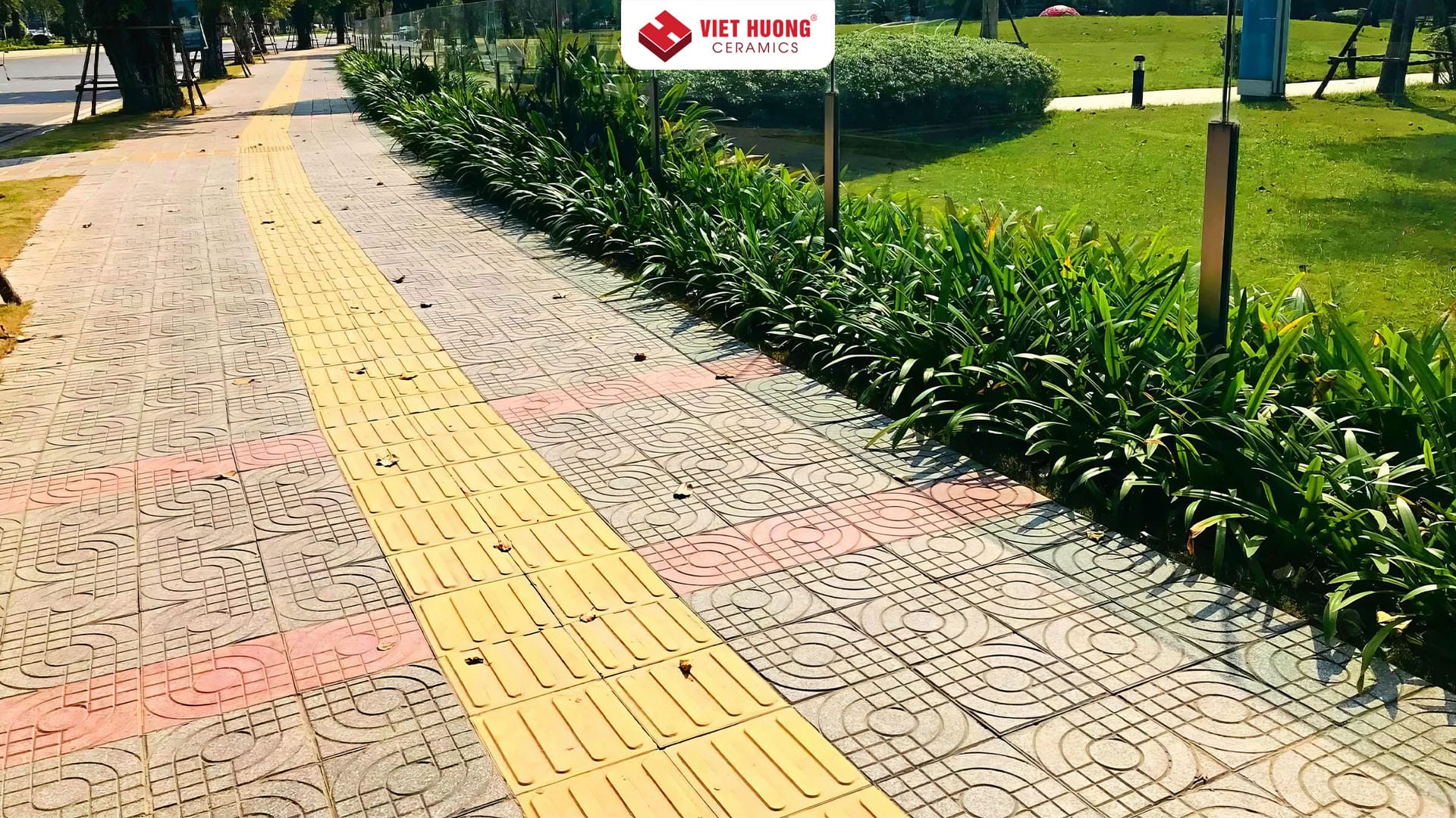 Gạch terrazzo 300x300 bao nhiêu 1m2? Ứng dụng gạch terrazzo 300x300 trong thi công nội ngoại thất 22 Gạch terrazzo 30x30cm lát lối đi công viên